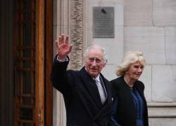 El rey Carlos III de Gran Bretaña (izq.) saluda al salir, con la reina Camilla de Gran Bretaña, de la Clínica de Londres, en Londres, el 29 de enero de 2024.
