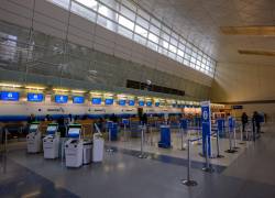 Una vista de áreas de venta de boletos vacías e información de vuelos cancelados de American Airlines en la Terminal D del Aeropuerto DFW durante una tormenta invernal en Dallas, Texas, EE. UU., el 24 de enero de 2026.