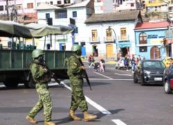 Militares desplegados en el corredor sur occidental de Quito, en el marco del conflicto armado interno declarado por el presidente Daniel Noboa contra el crimen organizado.