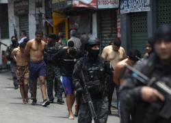 Integrantes de la Policía de Río de Janeiro trasladan a un grupo de personas durante un operativo este martes, en Río de Janeiro.