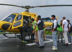Gente descarga el cuerpo de una persona que murió en el accidente de helicóptero, en el Hospital Docente de la Universidad de Tribhuvan en Katmandú, el 11 de julio de 2023.
