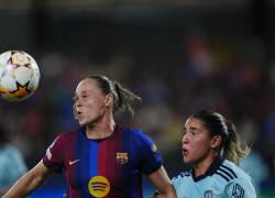 Claudia Pina disputa el balón ante Manoly Baquerizo durante el partido de UEFA Women’s Champions League.