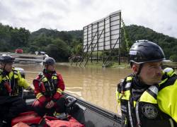 Los bomberos de Lexington Jeremey Miller, el capitán Scott Butler y James Flynn calientan el motor antes de dirigirse a Troublesome Creek para rescatar a las personas que quedaron varadas desde el miércoles por la noche en Lost Creek, Kentucky, el 29 de julio de 2022.