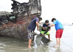 Una de las embarcaciones afectadas por el siniestro registrado este sábado en el puerto de Manta.