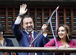 El alcalde saliente de Quito, Santiago Guarderas, entregó el bastón de mando y un informe de labores al nuevo burgomaestre de la capital, Pabel Muñoz.