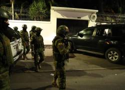 Integrantes de un cuerpo élite de la Policía ecuatoriana irrumpen en la Embajada de México para detener al exvicepresidente Jorge Glas, condenado por corrupción, y a quien se le fue negado el asilo político, este viernes en Quito.