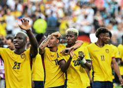 El mediocampista ecuatoriano Kendry Páez (centro-izquierda) y el delantero Nilson Angulo (centro-derecha) celebran la victoria tras el partido del Grupo E del Mundial 2026 entre Ecuador y Alemania.