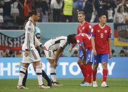 Jugadores de Costa Rica y de Alemania reaccionan al final del partido.