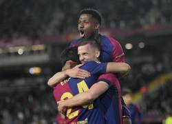 El centrocampista del FC Barcelona Dani Olmo (c) celebra su gol.