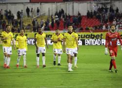 Jugadores de Barcelona de Guayaquil aparecen caminando en la cancha.