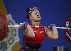 La ecuatoriana Neisi Patricia Dajomes Barrera compite en la prueba de envión hasta 81kgen levantamiento de pesas en los XIX Juegos Bolivarianos en Valledupar (Colombia).