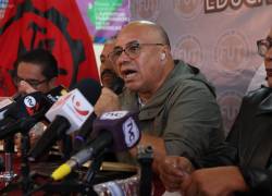 Edwin Bedoya del FUT junto a representantes de movimientos sociales anuncian movilizaciones permanentes en contra del gobierno por el retiro del subsidio al diésel. Foto: API/HENRY LAPO