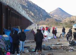 Decenas de migrantes acogidos en carpas y tiendas de campaña mientras esperan su turno para pasar a Estados Unidos, el 29 de noviembre del 2023, en la zona del puesto fronterizo de Jacumba, a unas 75 millas (120 kilómetros) al este de San Diego, California (EEUU).