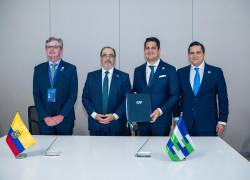 Fotografía que muestra, de izquierda a derecha, al ministro de agricultura de Ecuador, Juan Carlos Vega, al presidente de CAF, Sergio Díaz-Granados, al director ejecutivo de AEBE, José Antonio Hidalgo, y al presidente de AEBE, Jorge Encalada.