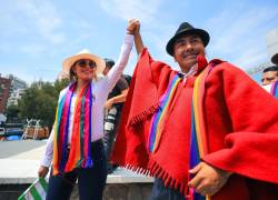 El candidato a la presidencia del partido Pachakutik el indígena Leónidas Iza (d), junto a su fórmula vicepresidencial Katiuska Molina (i), saludan a sus seguidores.