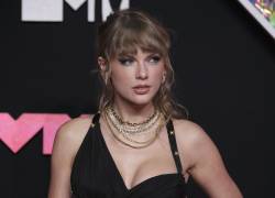 Fotografía de archivo fechada el 12 de septiembre de 2023 que muestra a la cantautora estadounidense Taylor Swift durante su llegada a la alfombra roja de los premios MTV Video Music Awards, en Newark, Nueva Jersey (EE.UU.).