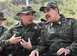 Nicolás Maduro (d), conversando con el entonces ministro de Defensa, Vladimir Padrino López.
