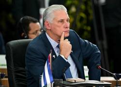 El presidente de Cuba, Miguel Díaz-Canel, hace un gesto durante la segunda sesión plenaria de la cumbre BRICS en Río de Janeiro, Brasil, el 6 de julio de 2025.