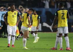 Jugadores de Ecuador lamentan hoy la derrota contra Uruguay, tras el final de un partido por las eliminatorias sudamericanas para el Mundial de Catar 2022, en el estadio Campeón del Siglo, en Montevideo (Uruguay).
