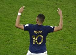 Kylian Mbappe de Francia celebra un gol en el partido Francia - Polonia en el estadio Al Zumama en Doha.