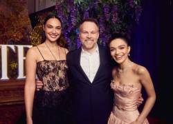 La actriz Gal Gadot (la reina Malvada), el director Marc Webb y la Rachel Zegler (Blancanieves) en la alfombra roja de la Premiere en Los Ángeles de la película en live action de Blancanieves.