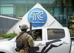 Infantes de Marina realizan hoy un operativo en la sede del canal de televisión TC, donde encapuchados armados ingresaron y sometieron a su personal durante una transmisión en vivo, en Guayaquil (Ecuador).