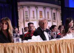El presidente de Estados Unidos, Donald Trump (C), y la primera dama, Melania Trump (I), participan en la cena de la Asociación de Corresponsales de la Casa Blanca en Washington, DC, EE. UU.