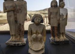 El mediático arqueólogo Zahi Hawass anunció el descubrimiento de cuatro tumbas de faraones y de una momia de más de 4.000 años en Saqqara, cerca de El Cairo.