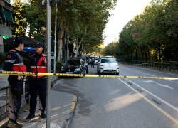 Agentes de policía aseguran el perímetro fuera del Tribunal de Apelaciones, donde un juez fue asesinado a tiros, en Tirana, el 6 de octubre de 2025.