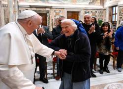 Genevieve lloró sin cesar ante el féretro del papa Francisco.