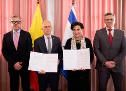 Fotografía cedida por el Ministerio de Relaciones Exteriores de Ecuador que muestra al embajador de Israel en Ecuador,Tzach Sarid (c-i), posando junto a la canciller Gabiela Sommerfeld.
