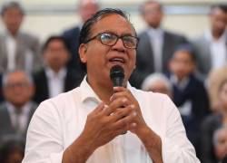 El candidato a la Presidencia de Perú por el partido Juntos por el Perú, Roberto Sánchez, se dirige a los medios.