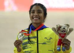La ganadora de la medalla de oro, Lucía Yépez de Ecuador, posa en el podio de lucha libre 53 Kg de los vigésimos Juegos Bolivarianos este lunes, en Lima (Perú).