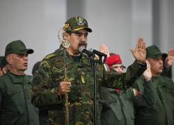 El presidente de Venezuela, Nicolás Maduro, pronuncia un discurso mientras sostiene la ‘Espada del Perú’ del héroe de la independencia Simón Bolívar.