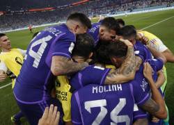 Jugadores de Argentina celebran un gol hoy, en un partido de la fase de grupos del Mundial de Fútbol Catar 2022 entre Polonia y Argentina en el Estadio 974 en Doha (Catar).