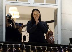 La premio Nobel de la Paz, María Corina Machado, saluda a sus partidarios desde un balcón del Grand Hotel de Oslo.