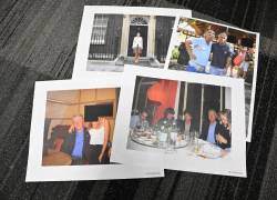 Esta ilustración muestra fotografías, incluidas las del expresidente estadounidense Bill Clinton, el cantante de los Rolling Stones Mick Jagger, el presidente de Virgin Group, Richard Branson y Ghislaine Maxwell.