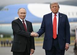 El presidente estadounidense Donald Trump saluda al presidente ruso Vladimir Putin.