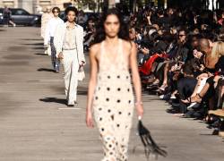 Modelos presentan creaciones de la colección de ropa de mujer Primavera/Verano 2024 de la diseñadora británica Stella McCartney durante la Semana de la Moda de París.