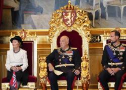 El rey Harald de Noruega, Harald V (centro), la reina Sonja (izquierda) y el príncipe heredero Haakon (derecha).