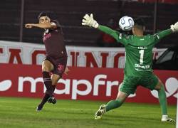 Agustín Cardozo marcando el gol al portero de Liga de Quito, Gonzalo Valle.