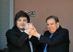 El líder de la oposición venezolana Edmundo Gonzalez Urrutia (der.) estrecha manos con el presidente argentino Javier Milei (izq.)después de una reunión en la Casa Rosada.