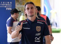 El entrenador argentino de Ecuador, Sebastián Beccacece, llega a una conferencia de prensa en el complejo deportivo Casa de la Selección en Quito el 20 de marzo de 2025.