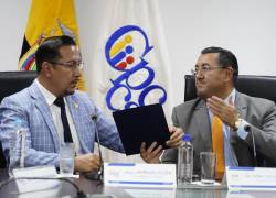 El presidente de la Corte Nacional de Justicia Ivan Saquisela entrega la terna propuesta para la Presidencia del Consejo de la Judicatura al presidente del Consejo de Participación Ciudadana y Control Social Hernán Ulloa.