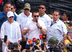 El presidente de Ecuador, Daniel Noboa (c), habla durante una manifestación por la paz este jueves, en Guayaquil.