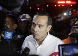 El presidente interino de Perú, José Jeri, habla con la prensa en el barrio de San Juan de Miraflores.