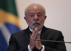 El presidente de Brasil, Luiz Inácio Lula da Silva, ofrece una rueda de prensa tras una reunión con los presidentes de la región durante el desarrollo de la cumbre suramericana celebrada hoy, en el palacio de Itamaraty en Brasilia (Brasil). }