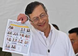 El presidente de Colombia, Gustavo Petro, mostrando la papeleta de candidatos presidenciales.