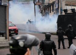 Fotografía de policías utilizando gases lacrimógenos para dispersar a manifestantes, en el contexto de las protestas convocadas el pasado 18 de septiembre por la CONAIE.