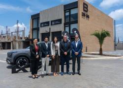 Kristel Vásquez, gerente regional de ASIAUTO; Gabriela Sacoto, gerente de Operaciones de ASIAUTO; Iván Baquerizo, presidente ejecutivo de Promotora Baqueira; Luis Fernando Gómez, presidente ejecutivo de Promotora LFG; y José Jara, gerente de Marketing de ASIAUTO.